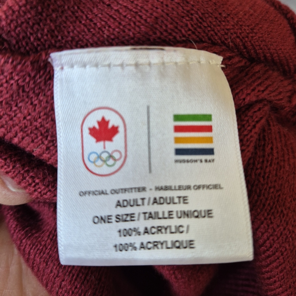 HBC Maple Leaf Mittens And Hat Set - Picture 5 of 6